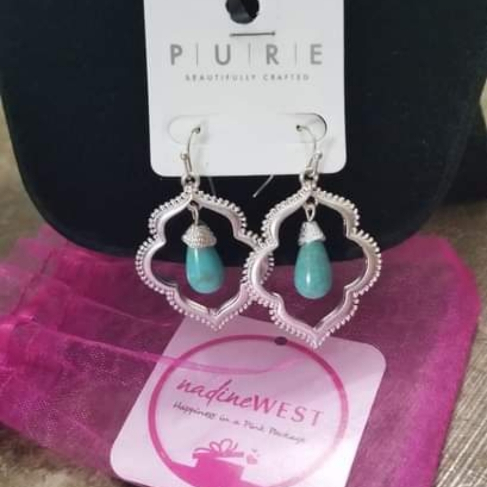 3/$15NWT NadineWest
Faux turquoise dangle earrings